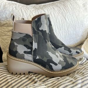Nicole Miller Camo Booties - Size 9